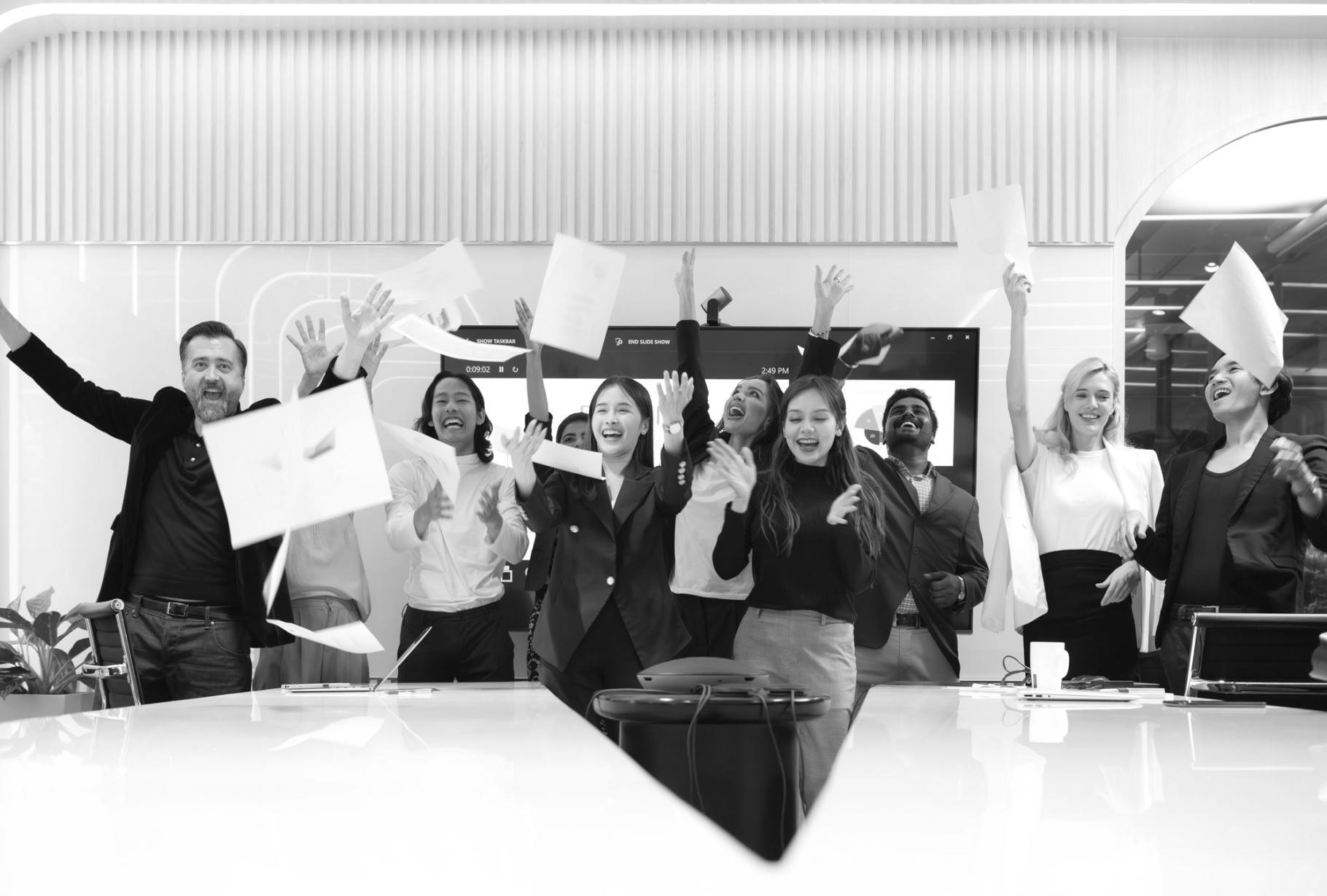 Profesional trabajando en análisis financiero digital