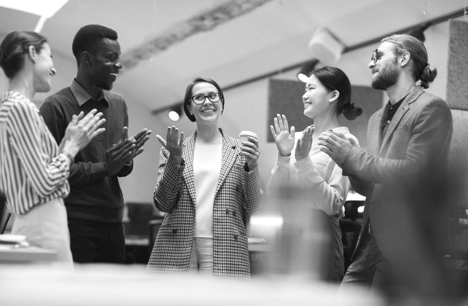 Persona revisando métricas financieras en computadora