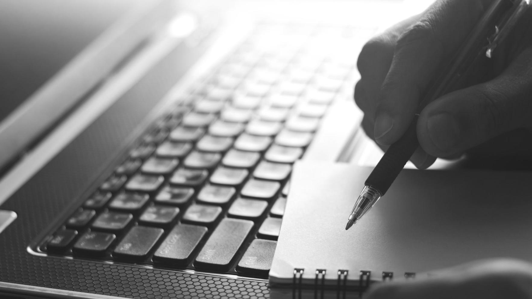 Planificación de estrategia financiera sobre tablero digital