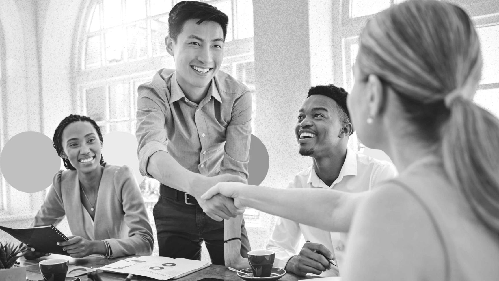 Espacio de trabajo organizado con documentos financieros y calculadora