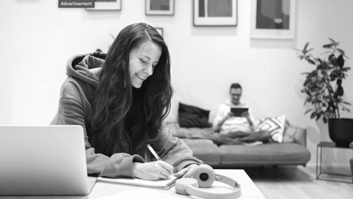 Equipo revisando informes financieros durante sesión de trabajo